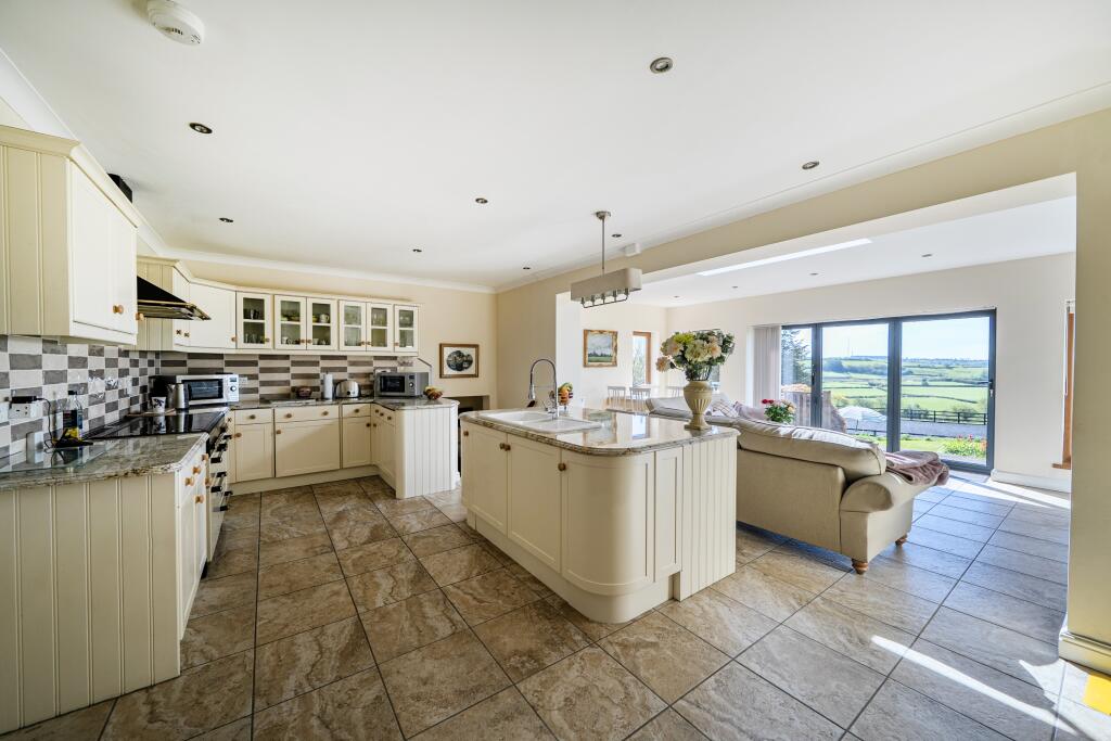 House in Swansea, Llanfihangel Aberbythych - View 5