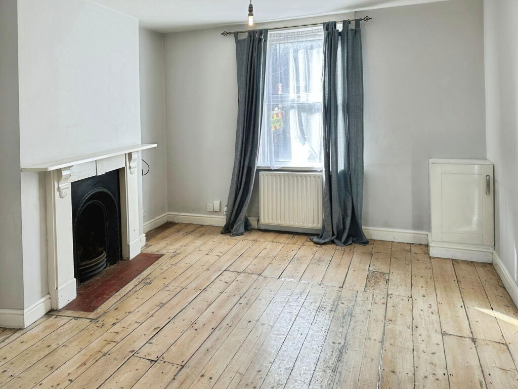 House in Gloucester, Gloucestershire - More
