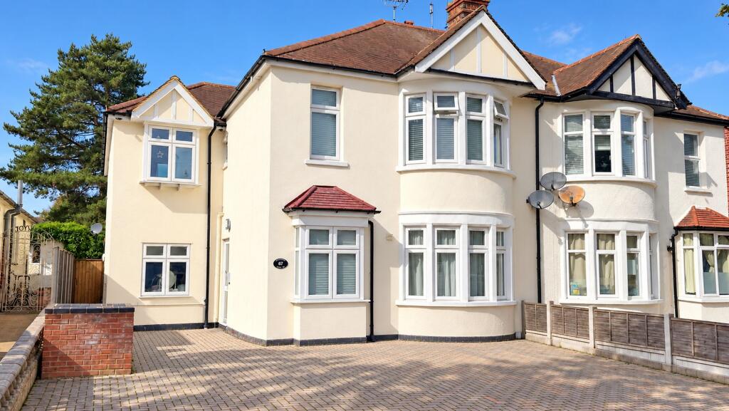 Apartment in Southend-on-Sea, Essex - More