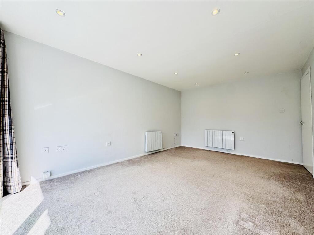 Apartment in Warwick, Royal Leamington Spa - View 4