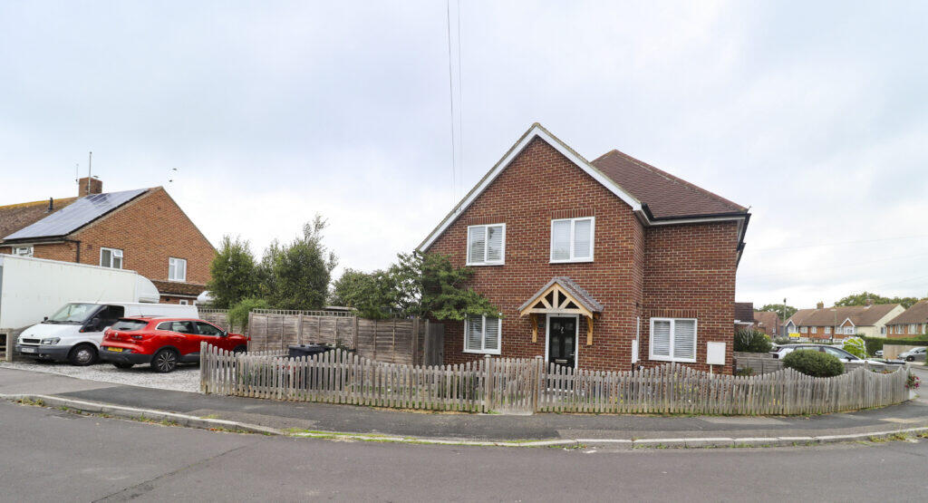 3-bed terraced on Kings Road, Hayling Island, £339,995