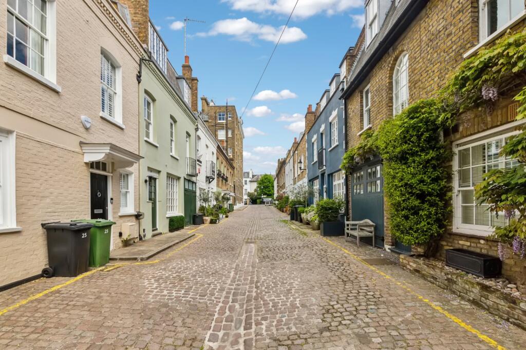3 bedroom mews property for rent