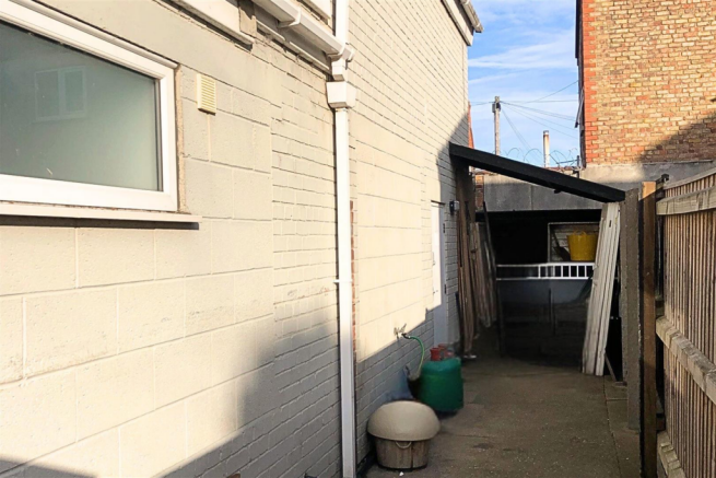 SIDE YARD