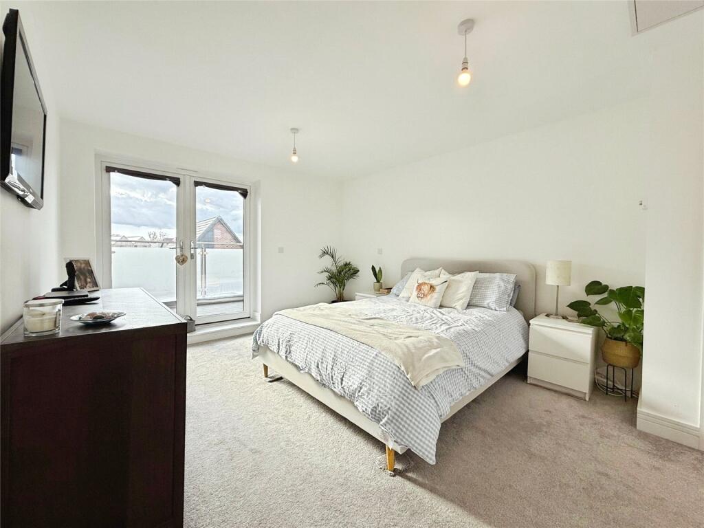 Dunlop Row, Crowthorne, Berkshire, RG45 photo 4