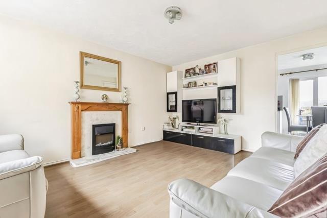House in Wokingham, Emmbrook - More