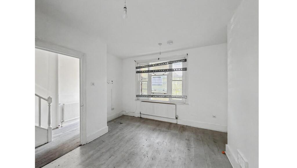 House in London, Peabody Cottages, West Green - View 2