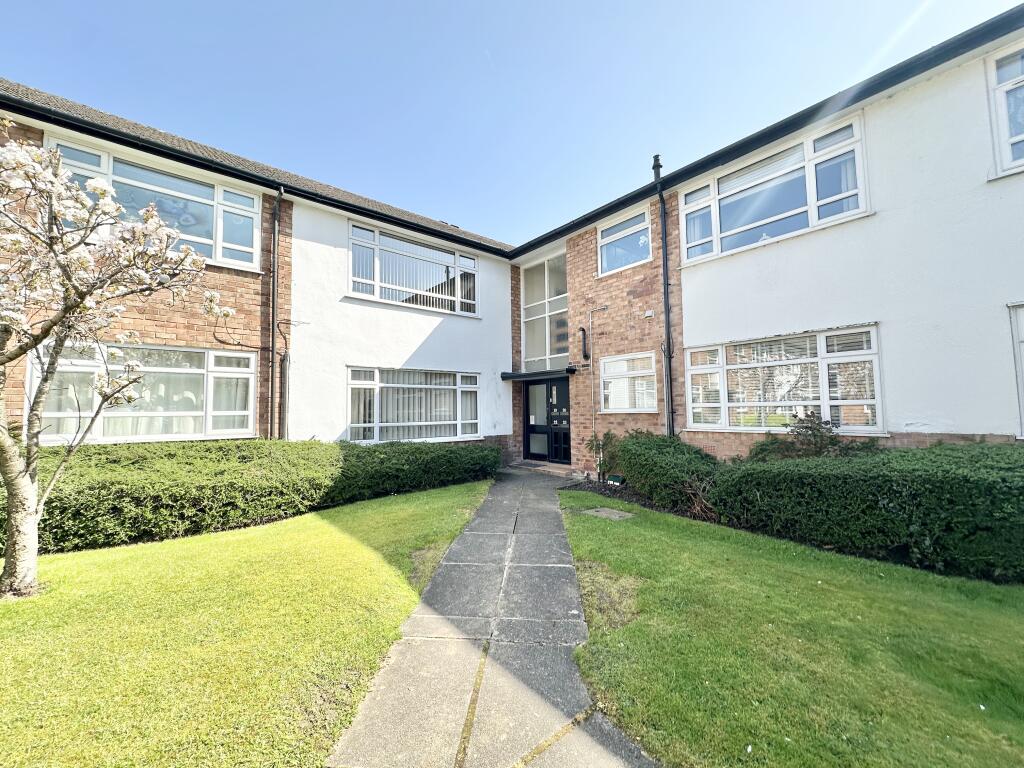 1-bed flat on Linden Lea, Brooklands Road, Sale, £170,000