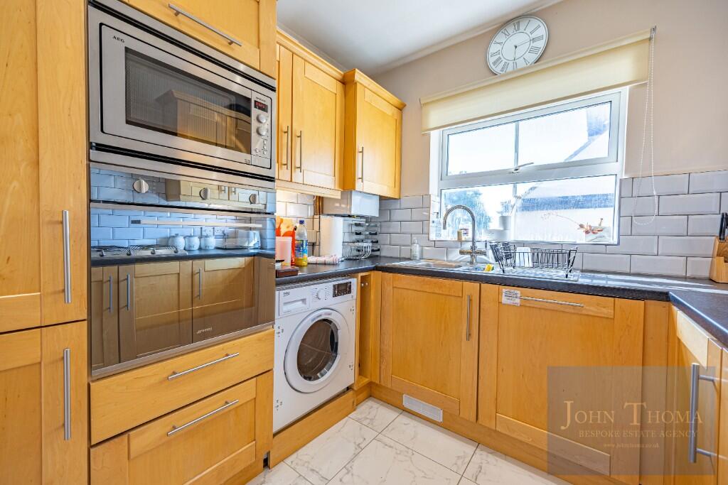 Manor Road, Chigwell, Essex, IG7 photo 4
