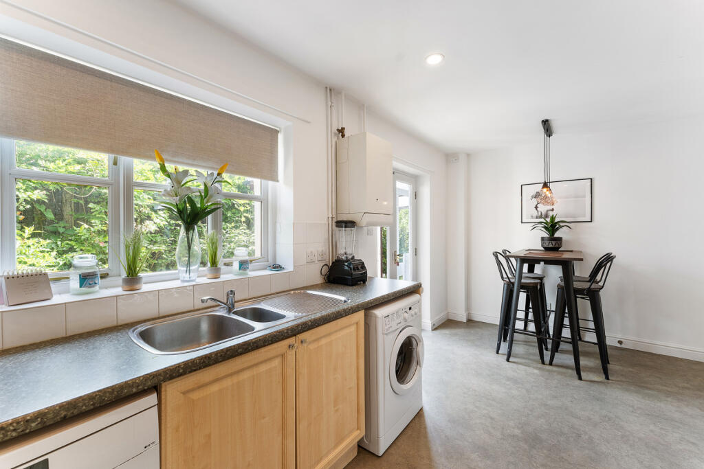 House in Uttlesford, Great Dunmow - More