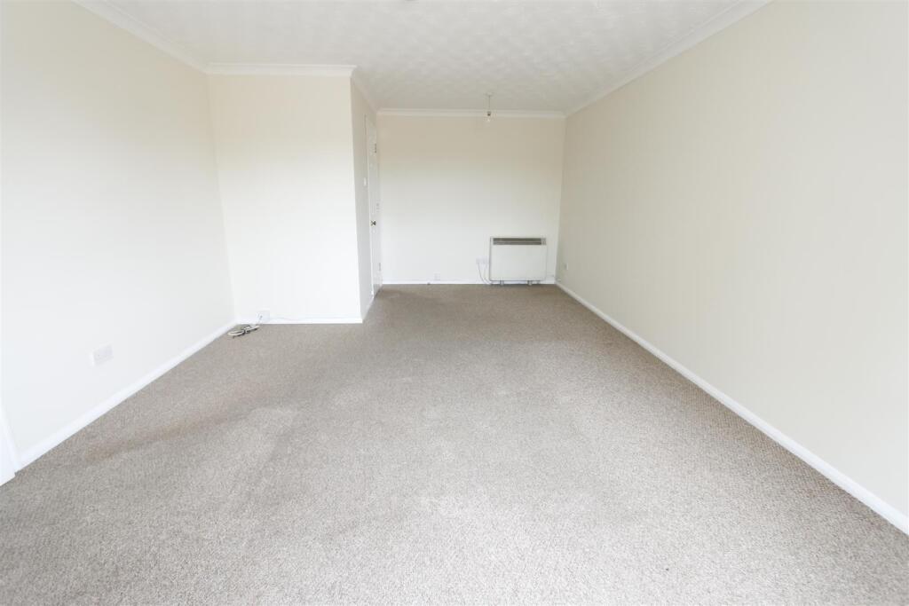 Elgar Drive, Shefford, Beds photo 4