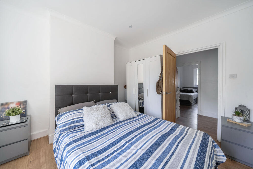 Apartment in Croydon - More