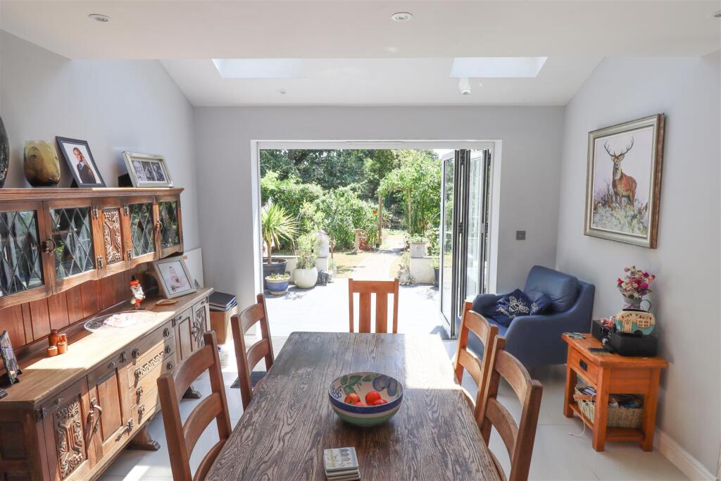 Blackthorn Crescent, Farnborough photo 4