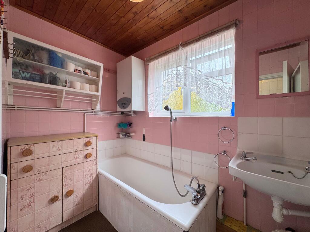 Mead Road, Edgware, HA8 - View 5