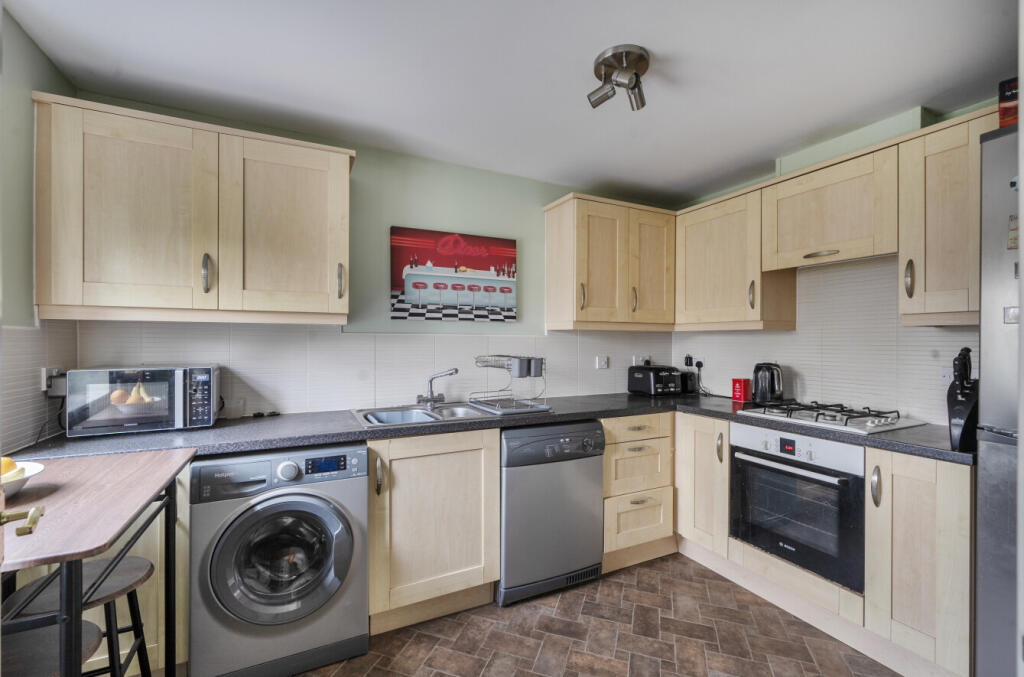 White Eagle Road, Haydon End, Swindon, SN25 photo 3