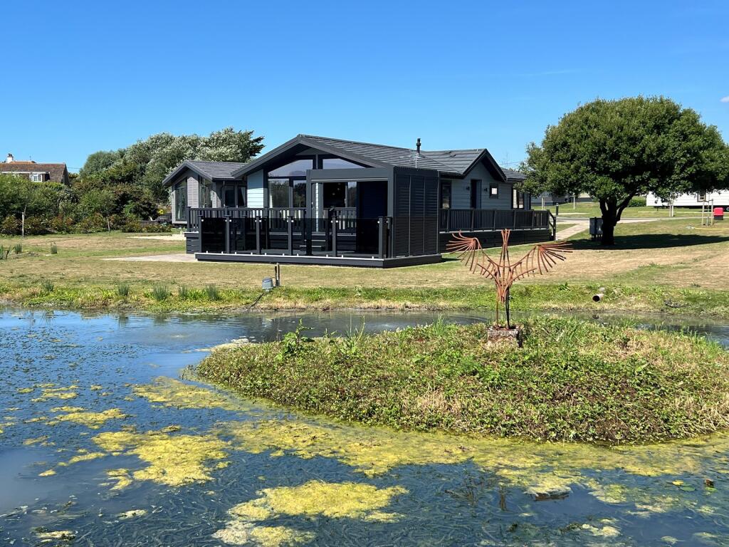3-bed caravan on Shorefield Country Park, Shorefield Road, Downton, Lymington, Hampshire. SO41 0LH, £599,995