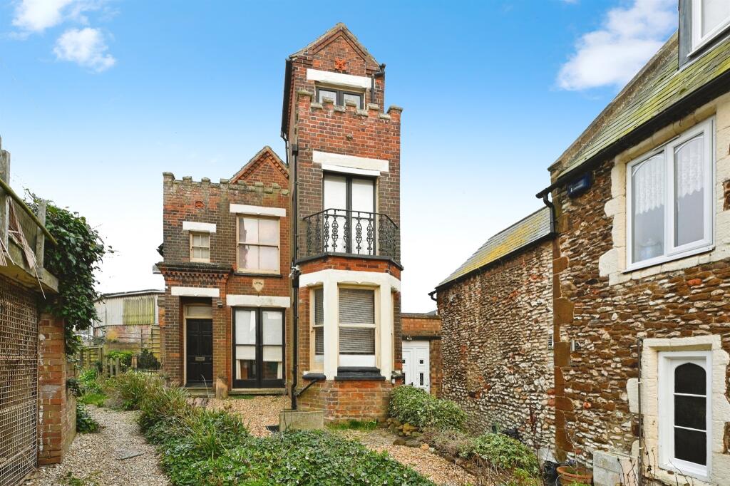 3-bed detached on High Street, Hunstanton, £295,000