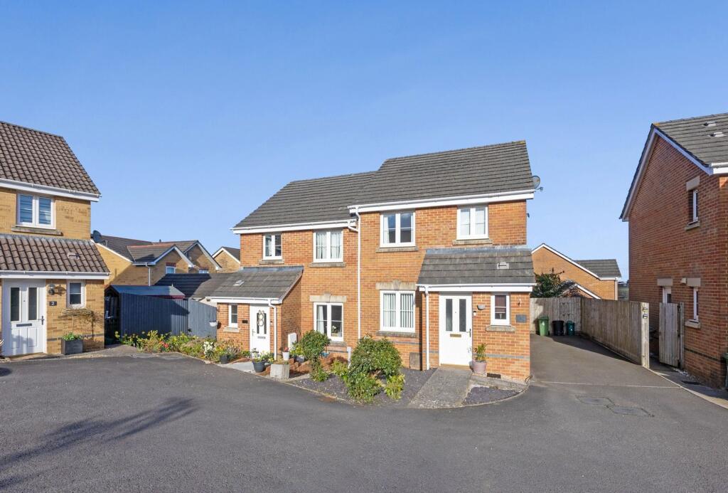 Main image of property: Gelli Ddaear Goch, Llanharry, CF72