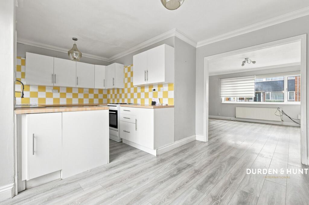 House in Southend-on-Sea, Leigh on Sea - More