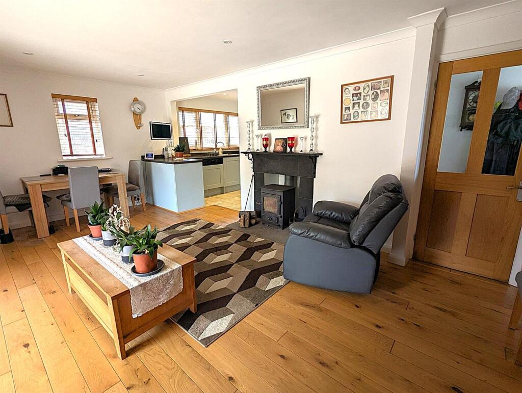 House in Sandown, Yaverland - More