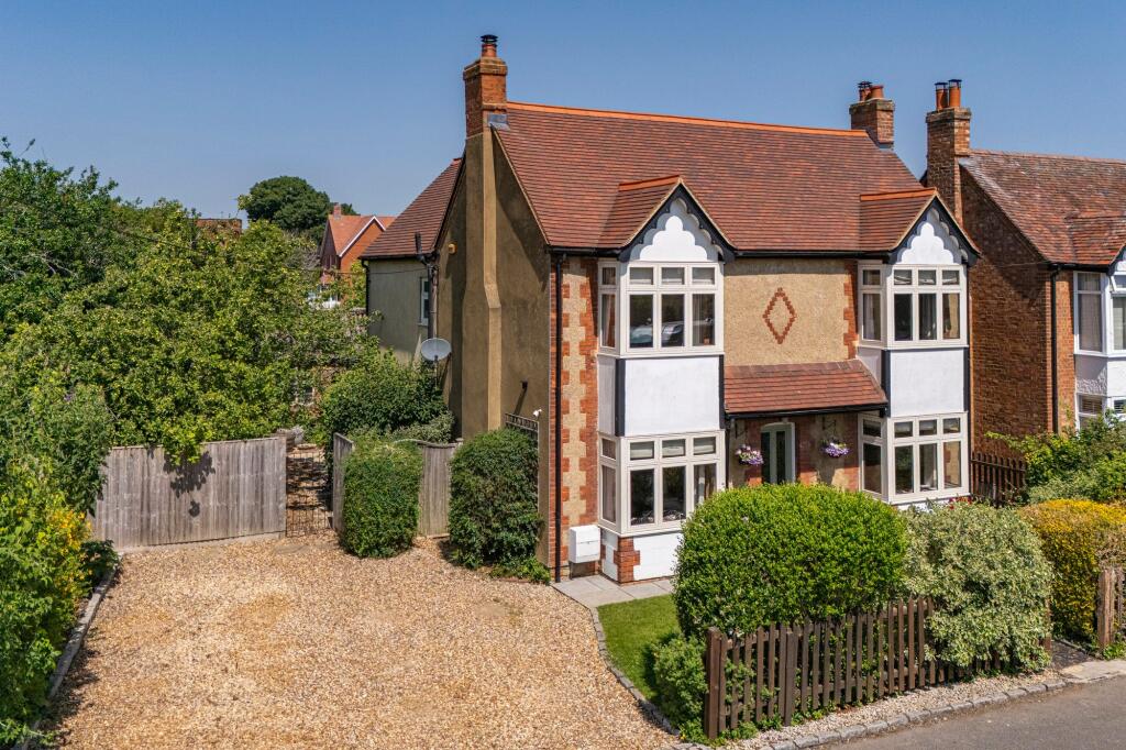 Main image of property: 32 Dollicott, Haddenham, HP17