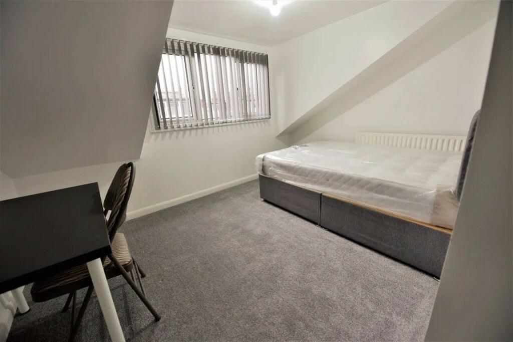 Beamsley Mount, Hyde Park, Prime Location!!! - View 3