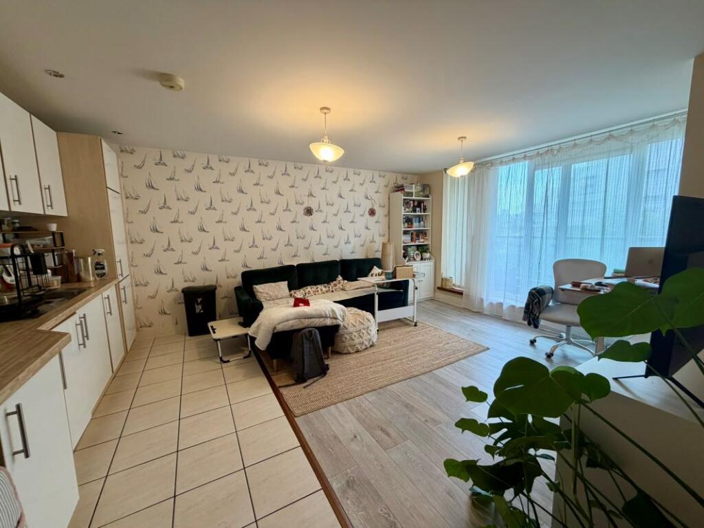 Apartment in Cardiff, Grangetown - View 2