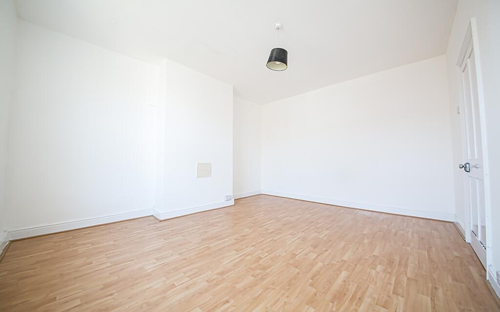 House in Leeds, Beeston - More