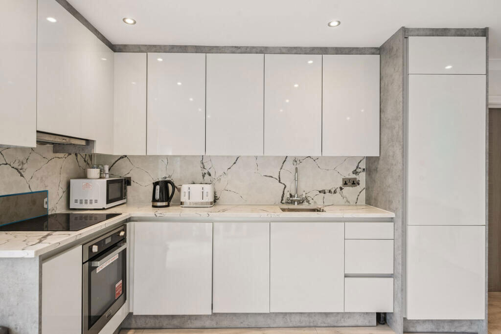 Sandhills Lane, Virginia Water, Surrey, GU25 4BW photo 5