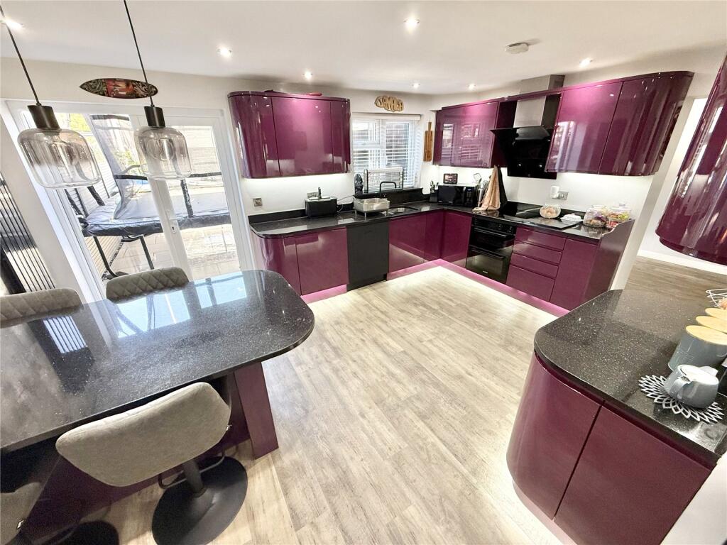 Broadhurst Gardens, Burnham-On-Sea, Somerset, TA8 photo 4