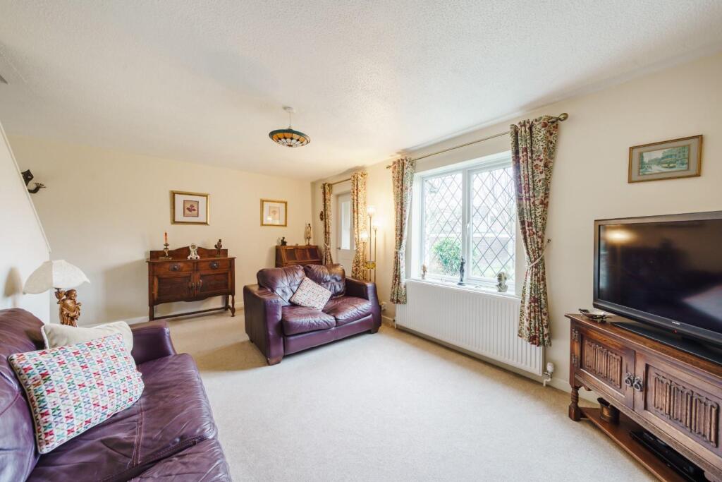 Family home with beautiful outlook over Congresbury's Millennium Green photo 4