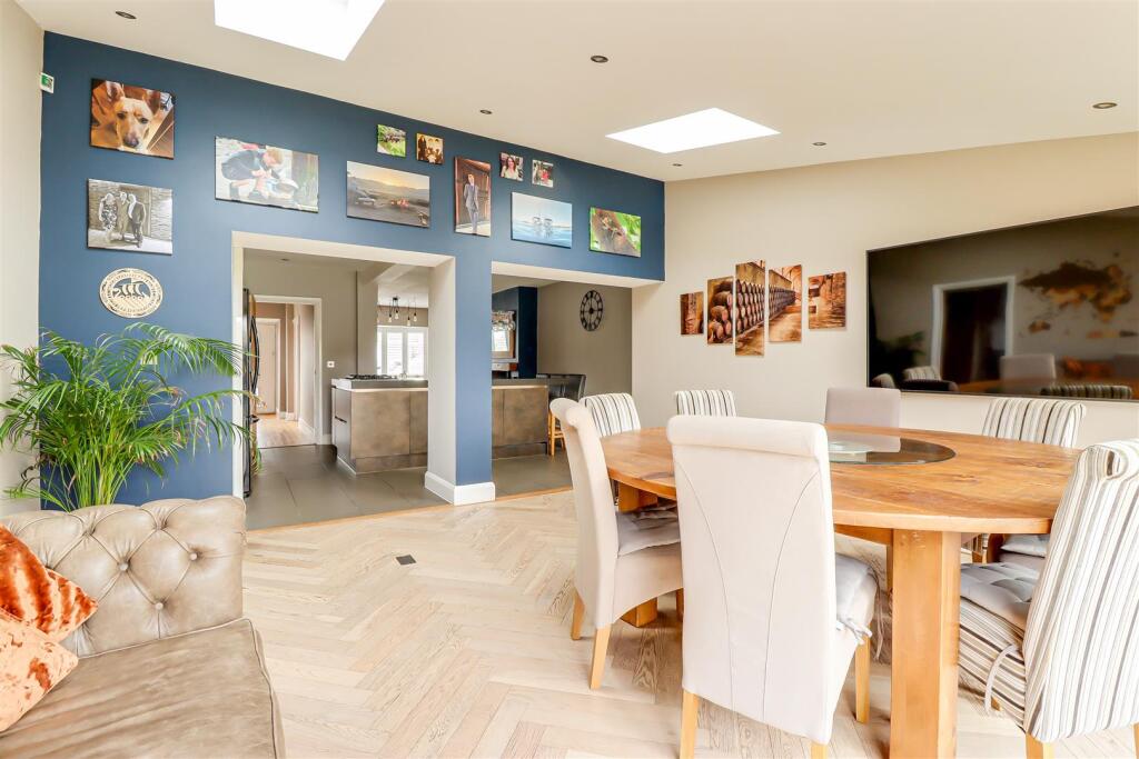 House in Southend-on-Sea - More