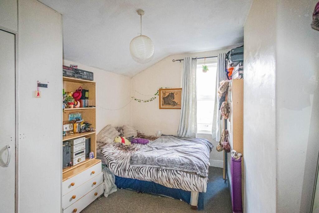 5 bedroom terraced house for rent