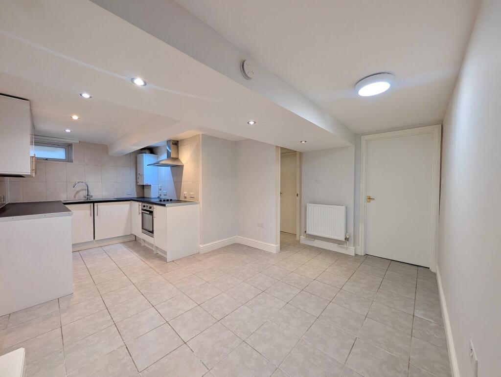 Apartment in Cambridge, Petersfield - View 2