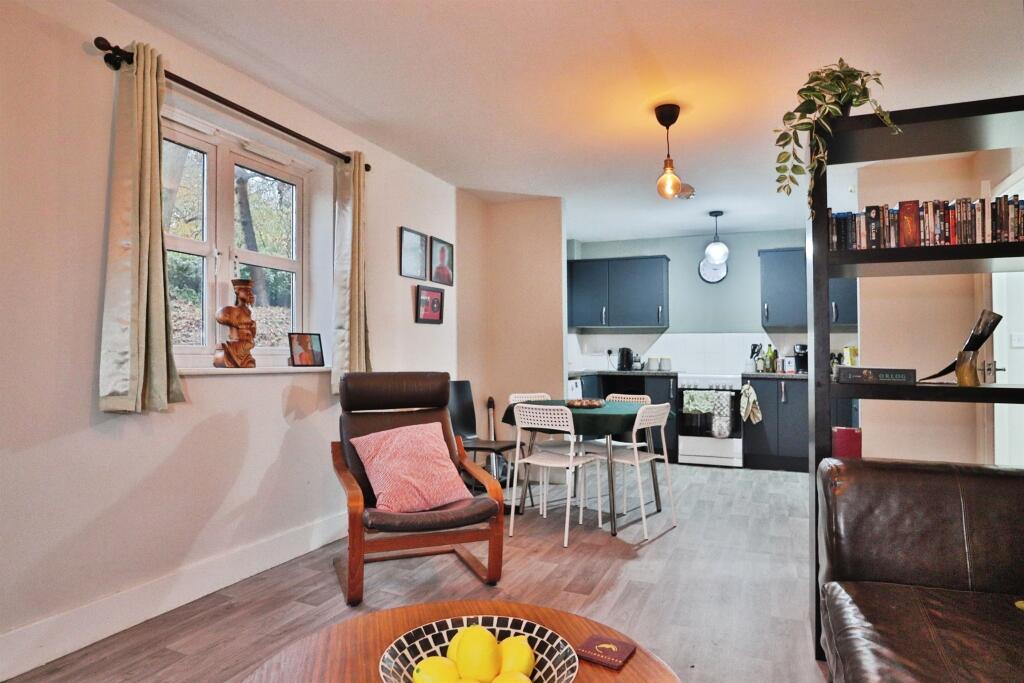 Apartment in Leeds, Far Headingley, Weetwood - View 5