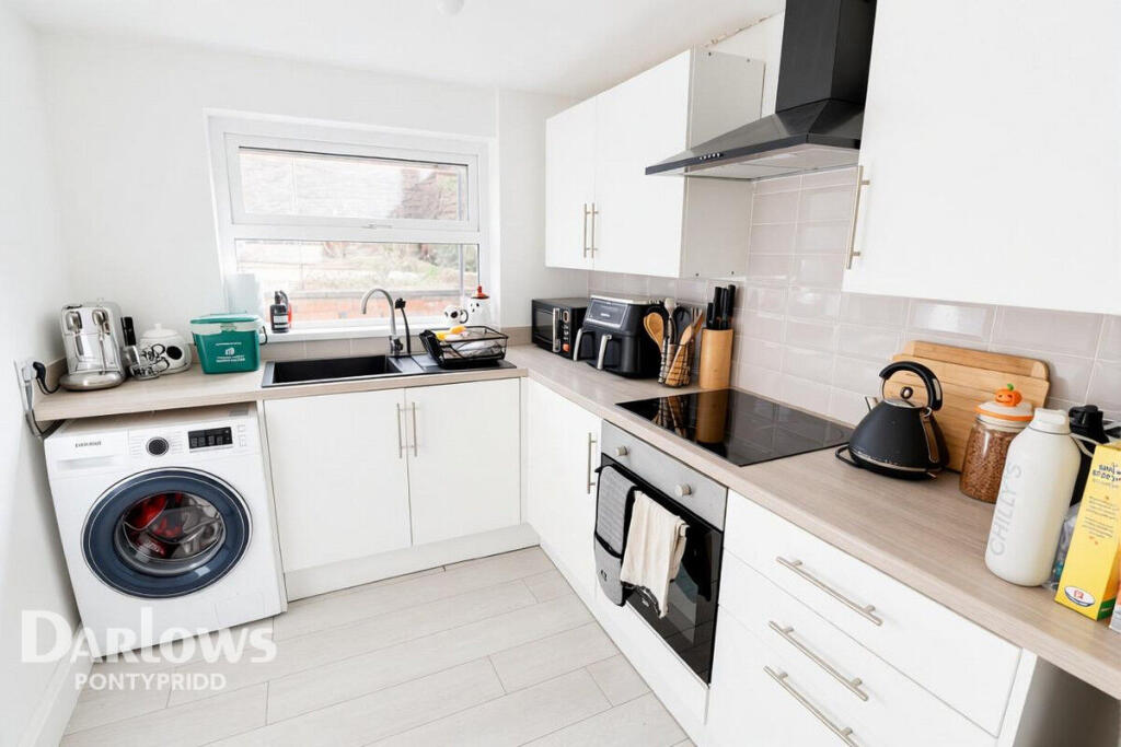 House in Pontypridd, Pen-y-coedcae - More