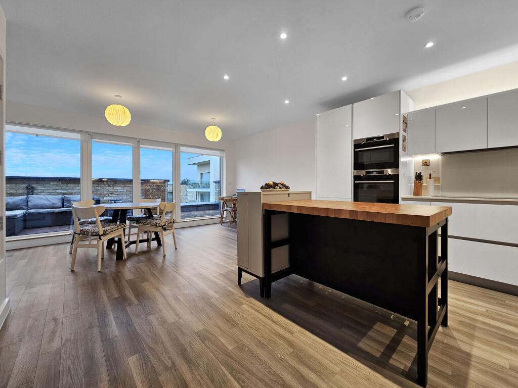 1, Henty Close photo 4