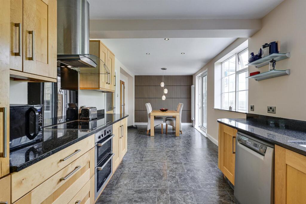 Chiltern Drive, Upper Hopton, Mirfield photo 4