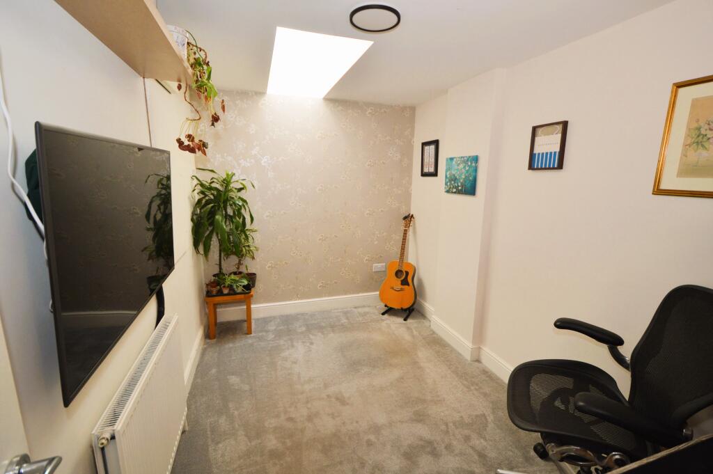 House in Bagshot, Bagshot Green, Windlesham - More