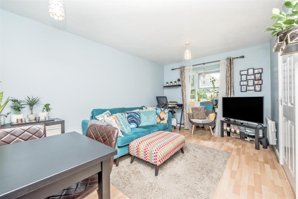 Apartment in Leeds, Town End, Farnley - More