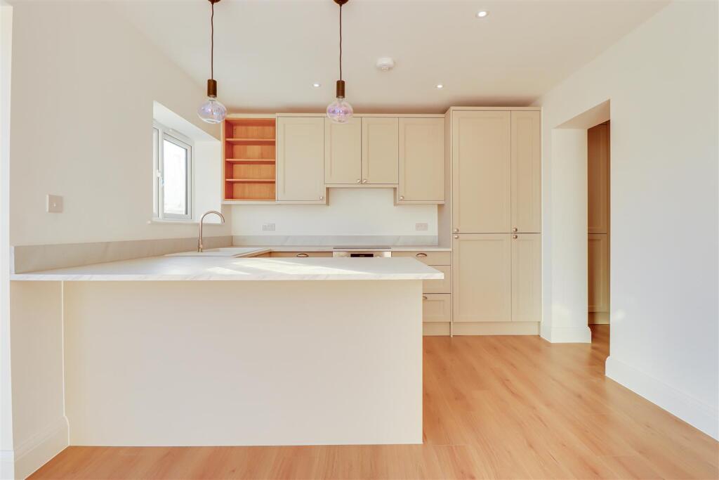 * NEWLY RENOVATED * Oakwood Avenue, Leigh-On-Sea photo 4