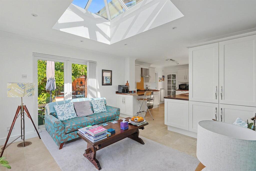House in Rochford, Rayleigh - More