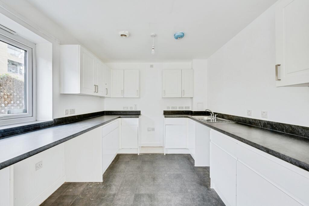 Apartment in Sutton - View 3