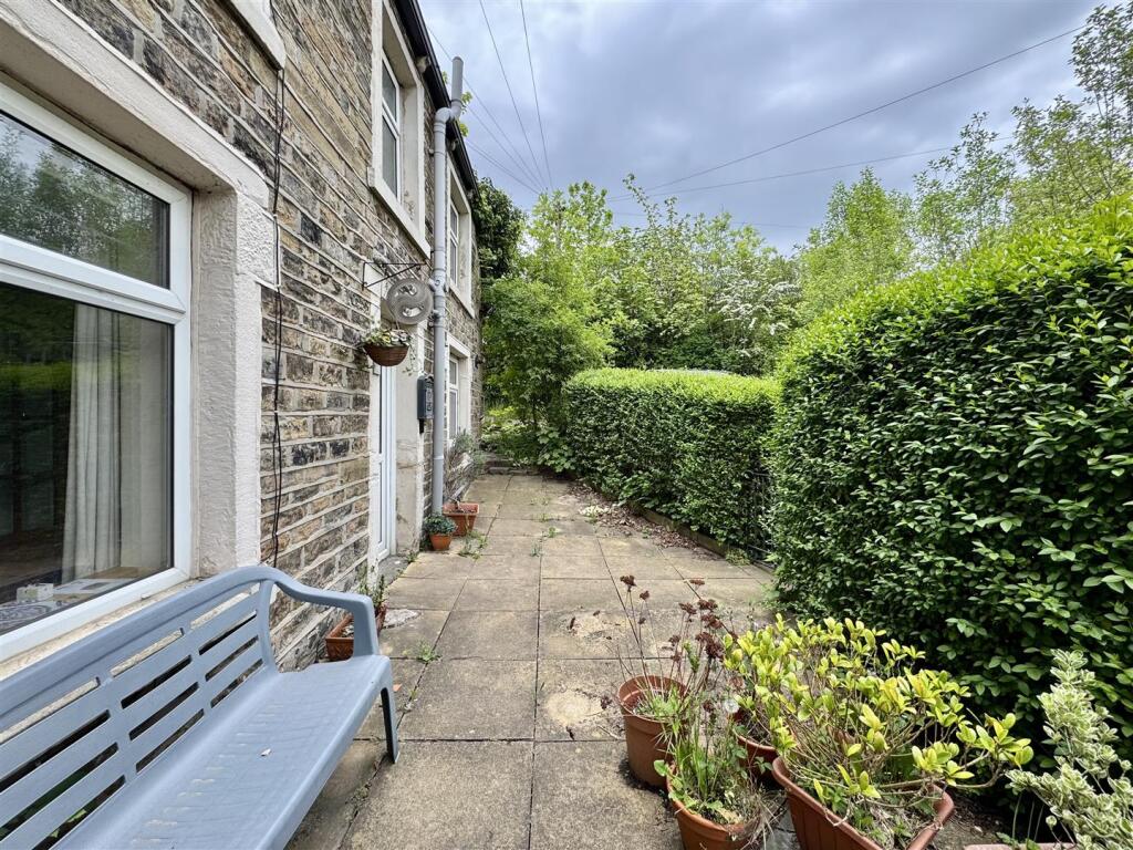 Almondbury Bank, Moldgreen, Huddersfield, HD5 8HF - View 2