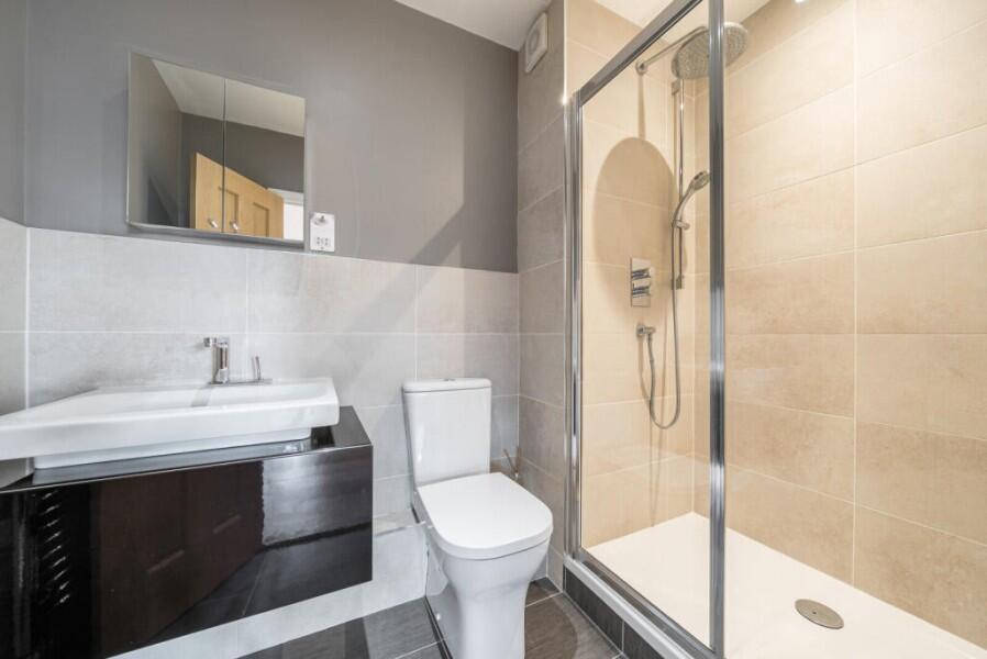 Apartment in Guildford, Surrey - More