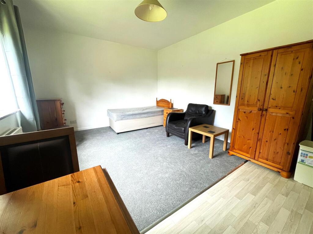 Main image of property: Reading Road South, Fleet