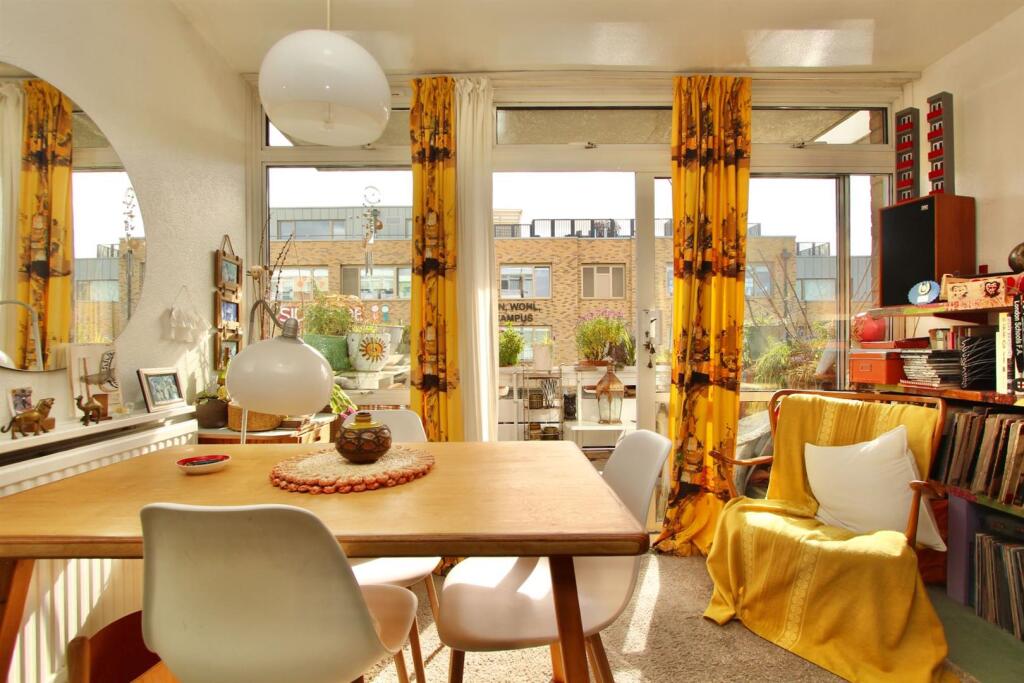 Main image of property: Arbor Court, N16
