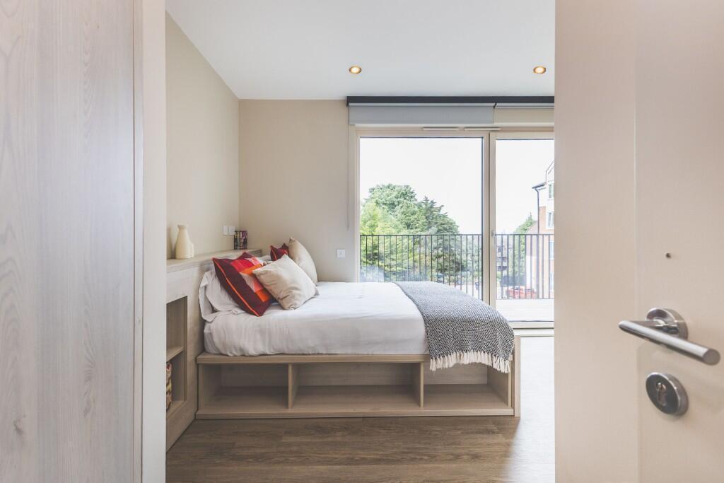 Main image of property: 44a Augustus Road, London, SW19
