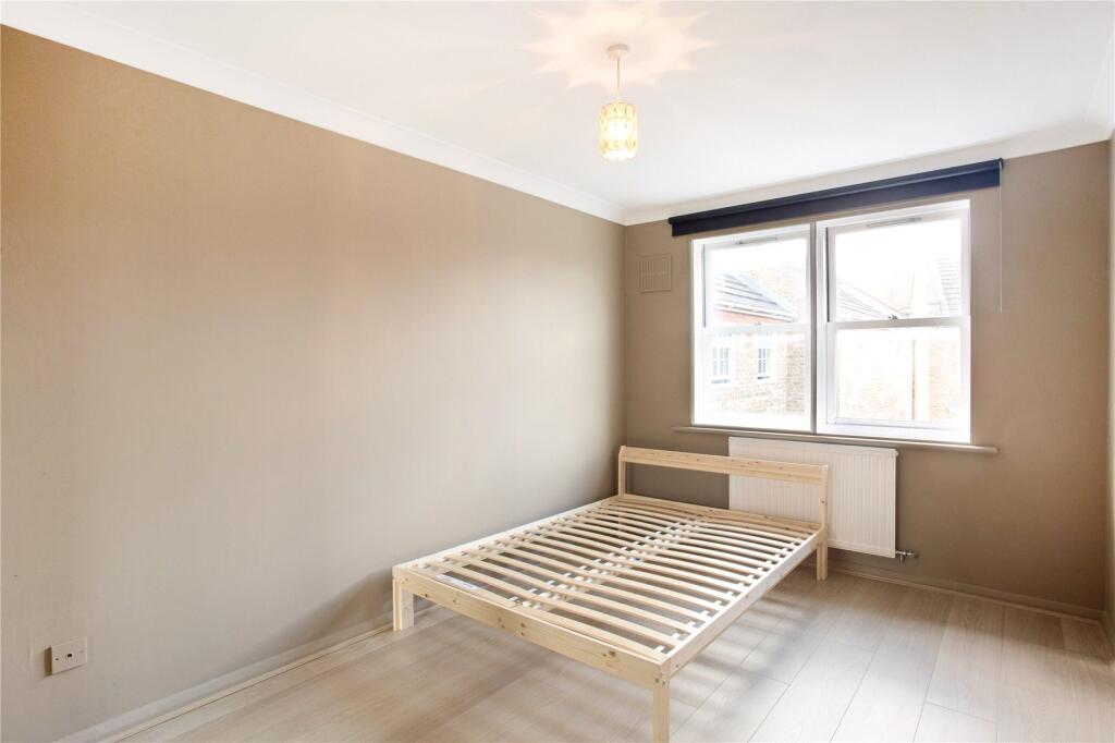 Apartment in Richmond, North Sheen - More