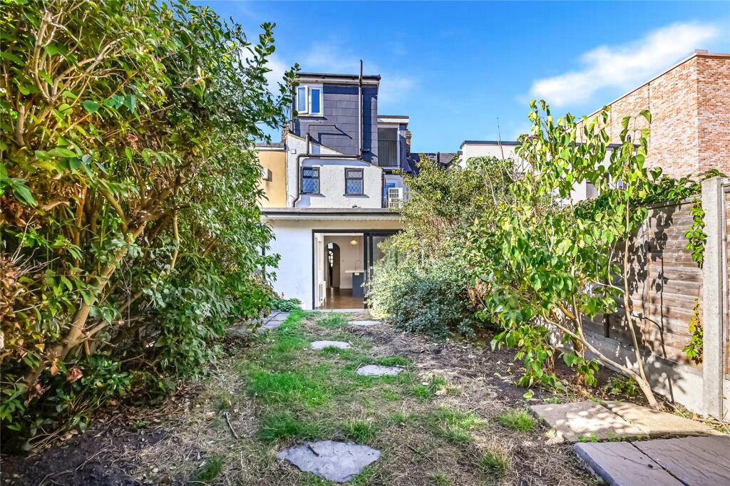House in London, Highams Park - View 4