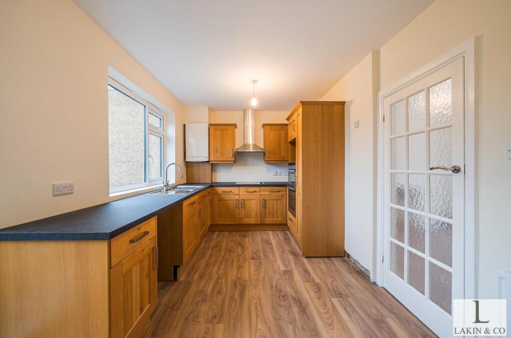 Glebe Avenue, Ickenham, UB10 photo 3